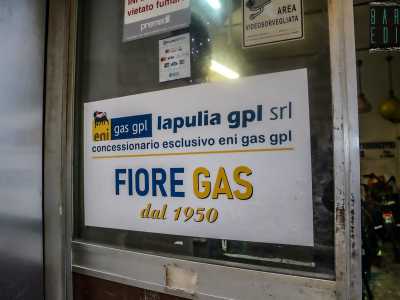 Eccoci dunque davanti all�entrata della bottega di �Vito delle bombole�, introdotta da un�insegna che recita �Fiore gas-dal 1950�